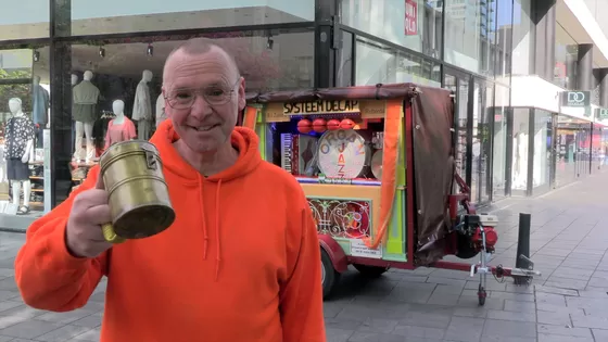Draaiorgelman en wijkraadslid Wouter brengt muziek én buurtgevoel naar Rotterdam