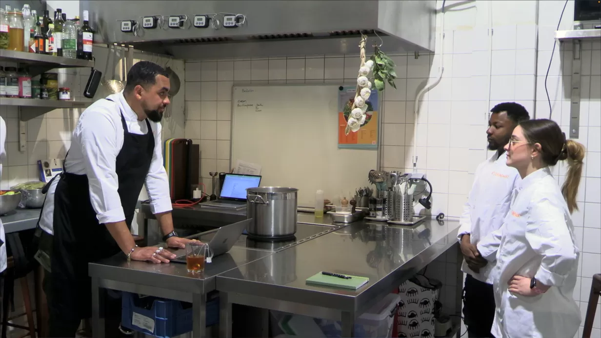 Yannick leidt jongeren met een rugzakje op tot hulpkok Yannick leidt jongeren met een rugzakje op tot hulpkok