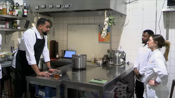 Yannick leidt jongeren met een rugzakje op tot hulpkok