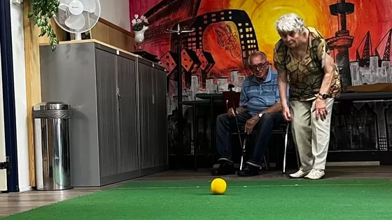 Koersbal in het Huis van de Wijk: bewegen, lachen en samen zijn