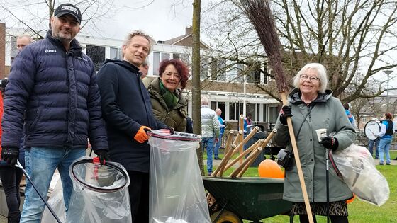 Geslaagde wijk opruimactie: meer dan 70 bewoners deden mee Geslaagde wijk opruimactie: meer dan 70 bewoners deden mee