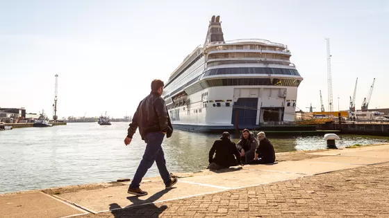 Bezoek van asielminister Mona Keijzer aan opvangschip loopt uit op ruzie: ‘Jij bent hier niet de baas’