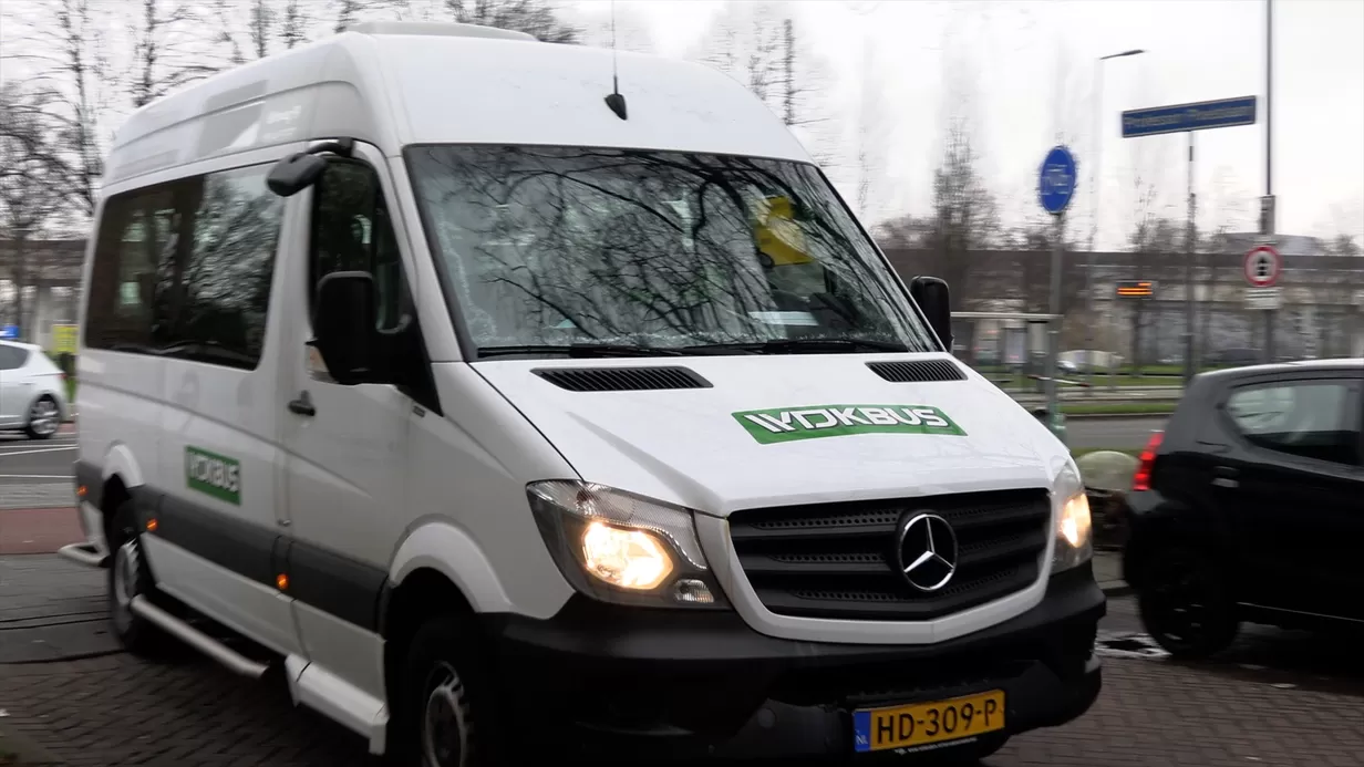 Chauffeur Leen laat 55-plussers in Mathenesse kennis maken met de wijkbus