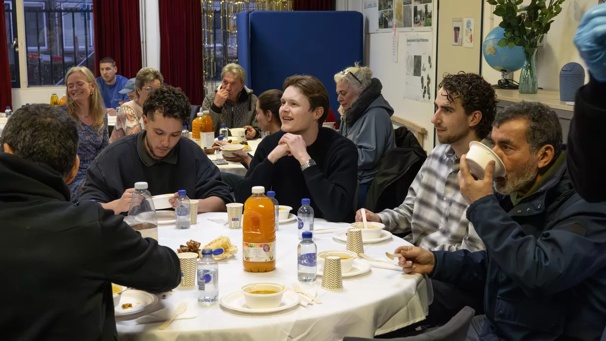 Buurt Iftar in Mathenesse brengt bewoners dichter bij elkaar